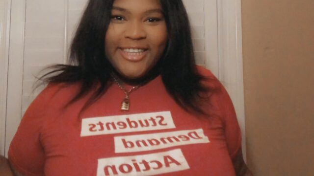 Students Demand Action volunteer Makayla Jordan wears a red SDA t-shirt